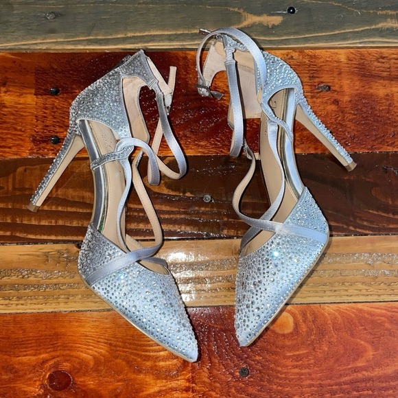 SOLD. Jewel Badgley Mischka Pumps 👠 💃🏻 💎 - Picture 6 of 8